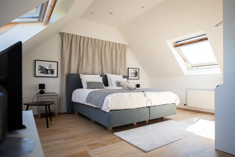 Bed, TV and multimedia, Photo of the whole room, Bedroom, Garden view, Landmark view, wardrobe, air conditioner
