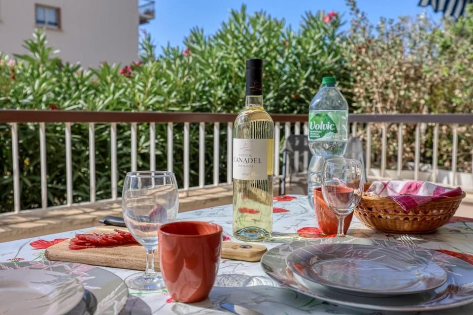 BANDOL "A l'Horizon" à 1min de la mer au calme très grand T2 climatisé parking gratuit Apartment in French Riviera