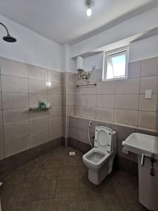 Shower, Toilet