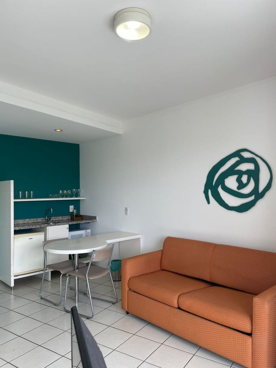 Kitchen or kitchenette, microwave, minibar
