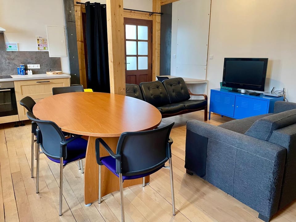 TV and multimedia, Living room, Seating area, Dining area