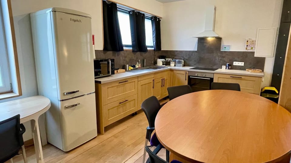 Coffee/tea facilities, Kitchen or kitchenette, Dining area, oven, stove, toaster