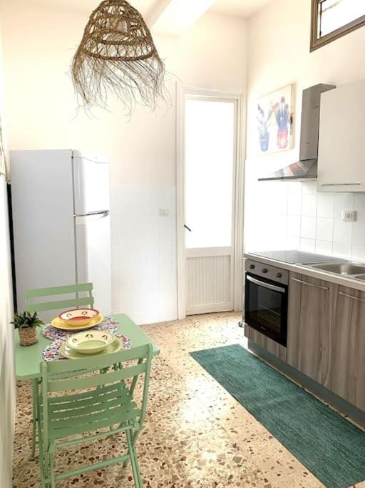 Kitchen or kitchenette, Dining area, oven, stove
