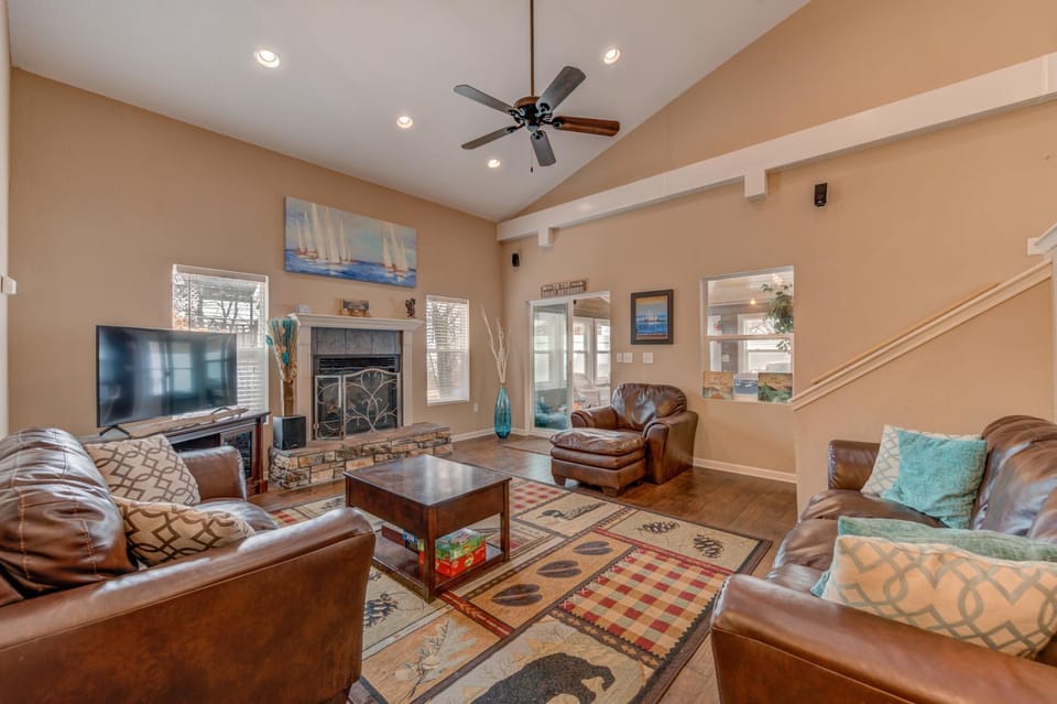 Communal lounge/ TV room, Living room, fireplace