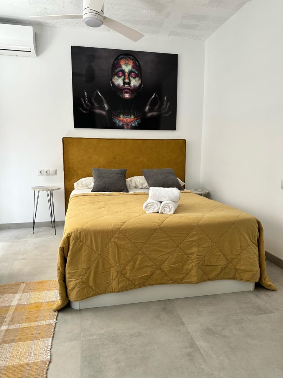 Bed, Bedroom, towels