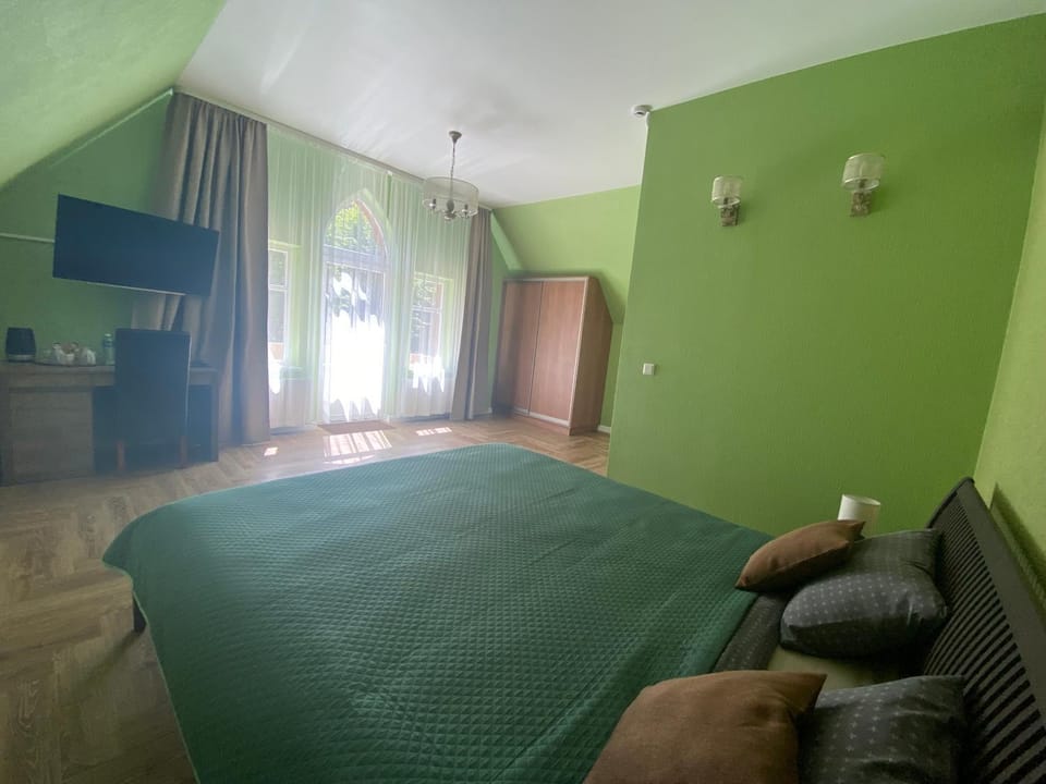 Bed, TV and multimedia, Photo of the whole room, Bedroom