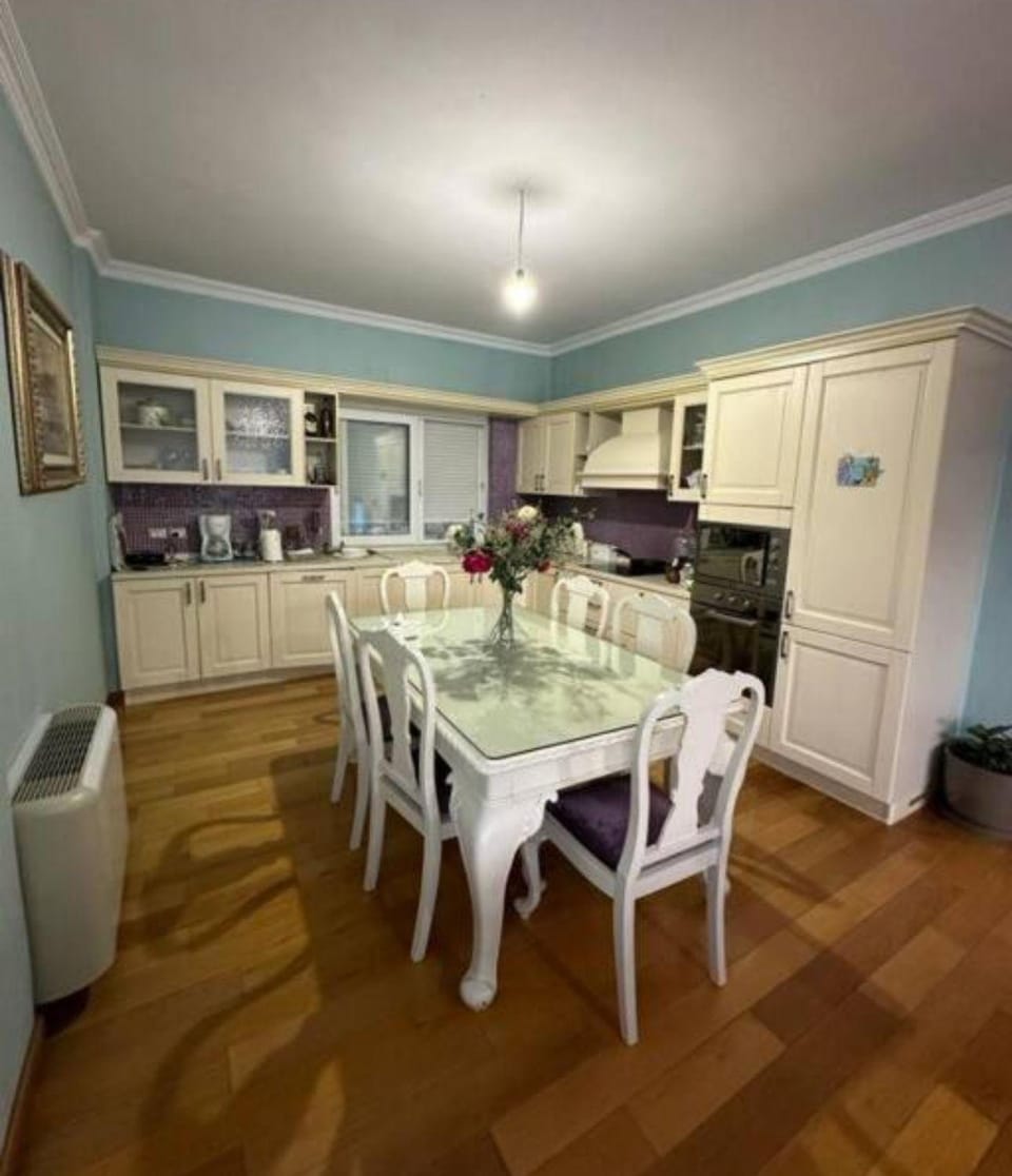 Kitchen or kitchenette, Seating area, Dining area