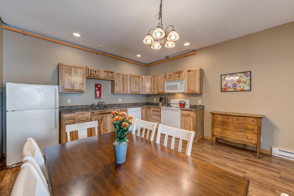 Kitchen or kitchenette, Dining area