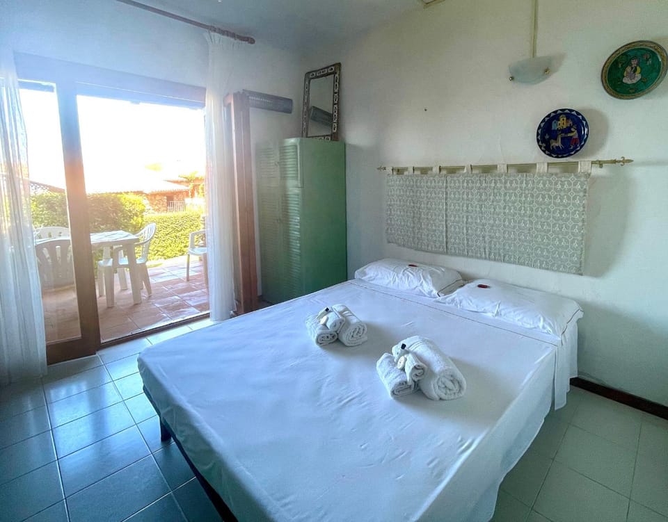 Bed, Bedroom, locker, towels