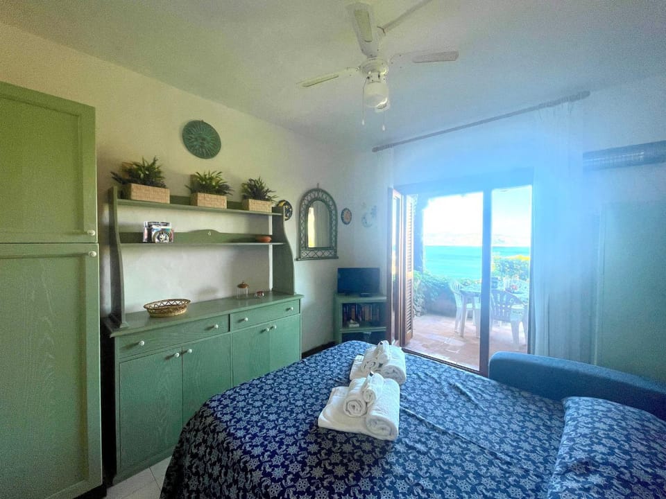 Photo of the whole room, towels