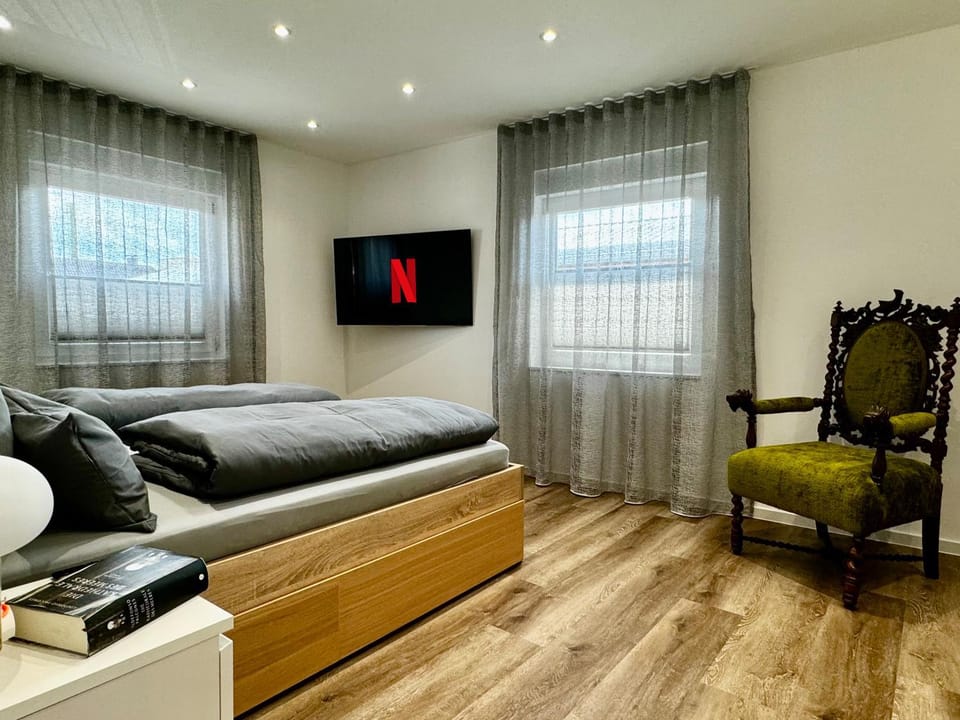 Bed, TV and multimedia, Seating area, Bedroom