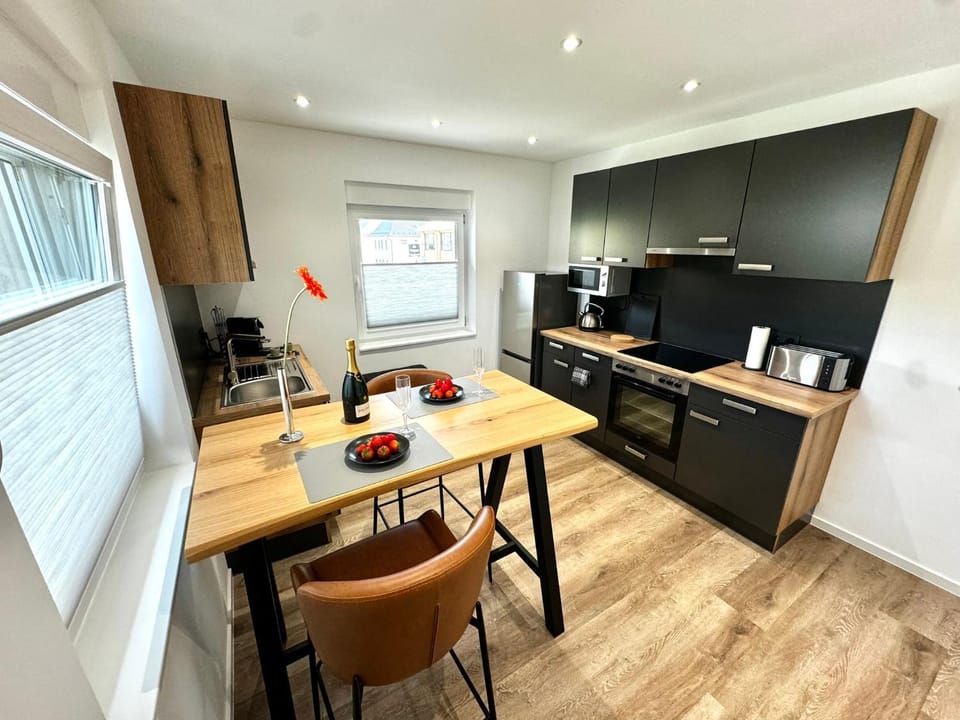 Coffee/tea facilities, Kitchen or kitchenette, Dining area, stove, toaster
