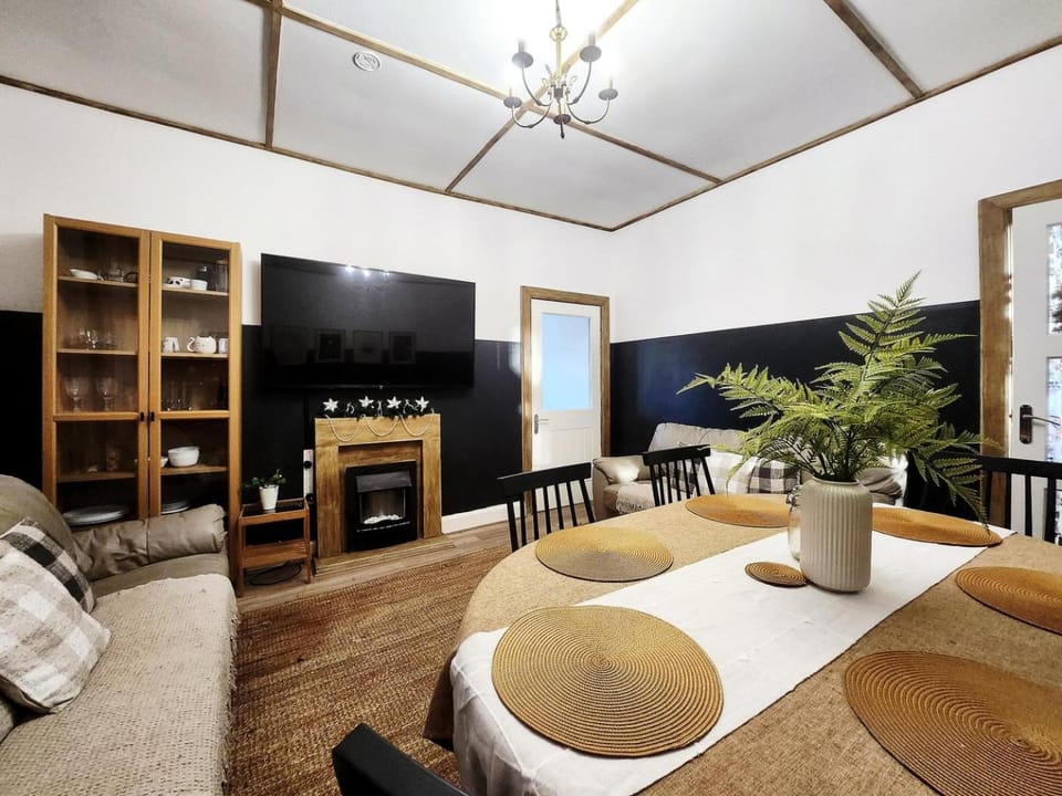 TV and multimedia, Living room, Seating area, Dining area