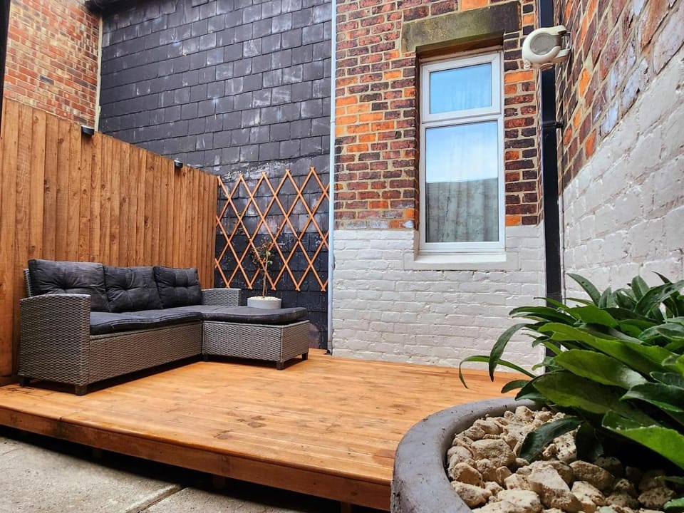 Property building, Balcony/Terrace, Seating area