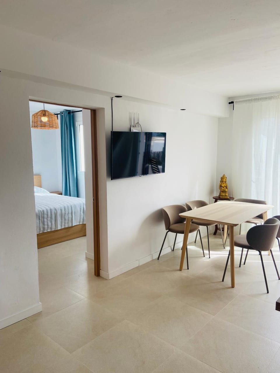 Bed, Dining area