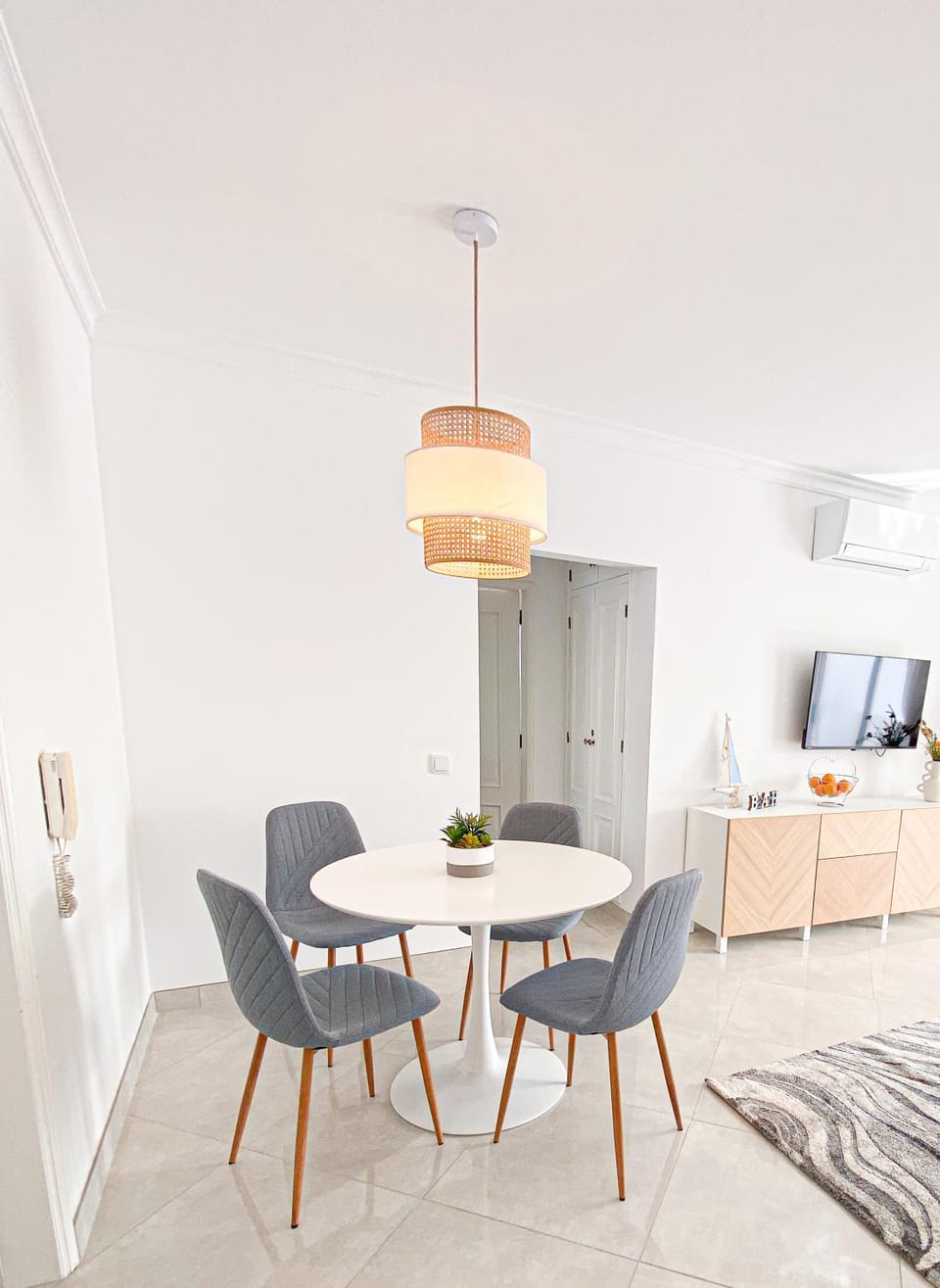 TV and multimedia, Living room, Seating area, Dining area