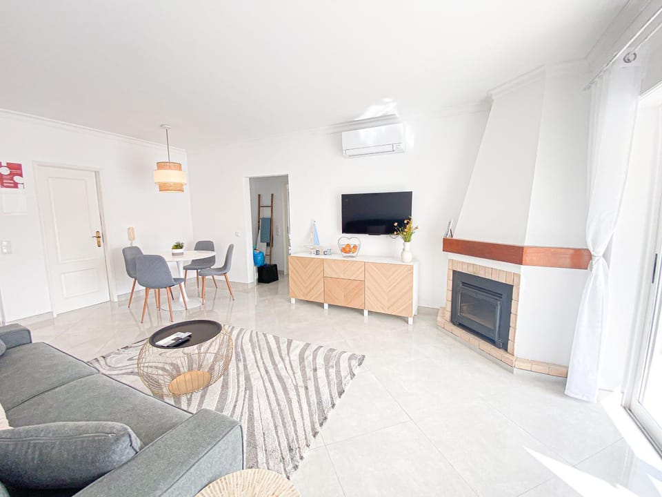 Communal lounge/ TV room, TV and multimedia, Living room, Seating area, Dining area