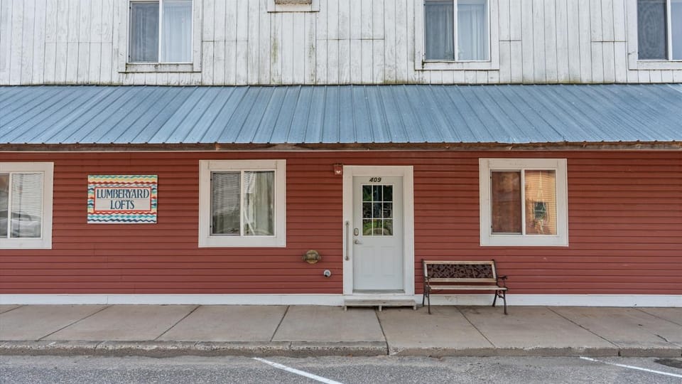 Studio Condo Near Lake Pepin - King Bed - Dewdrop Apartment in Pepin