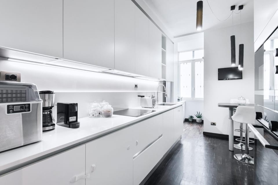 Coffee/tea facilities, Kitchen or kitchenette, Dining area, stove, toaster