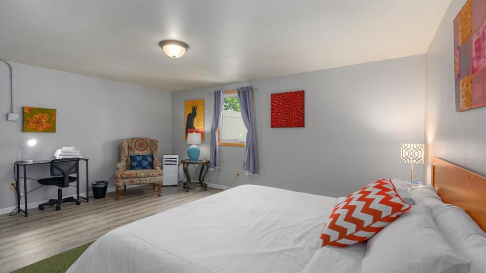 Bed, Photo of the whole room, Seating area, Bedroom