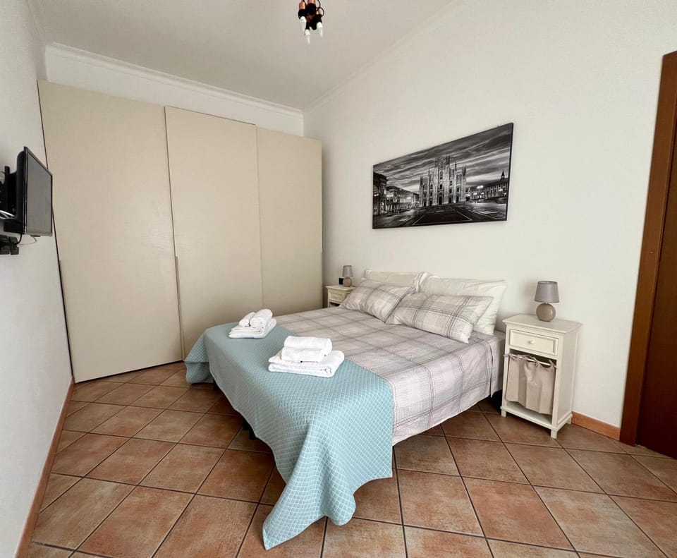 Bed, TV and multimedia, Bedroom