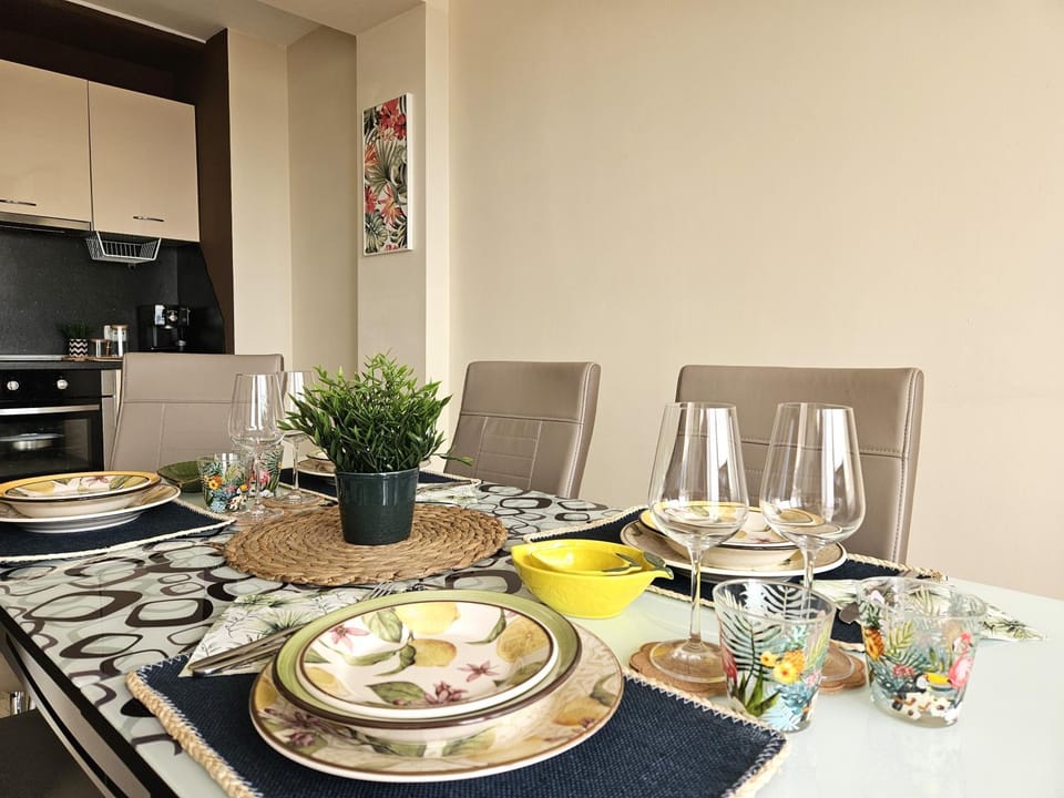 Kitchen or kitchenette, Dining area