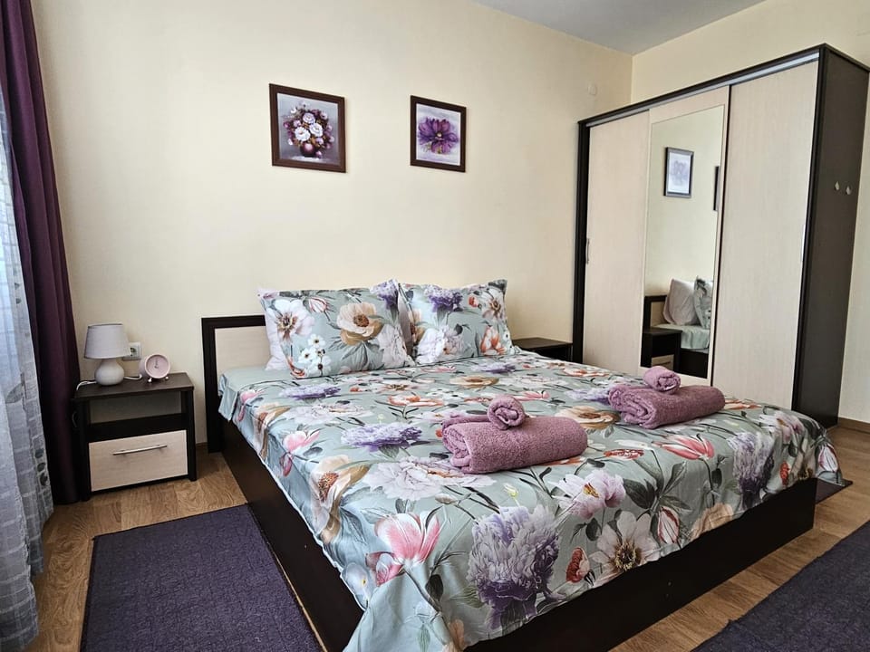 Bedroom, towels