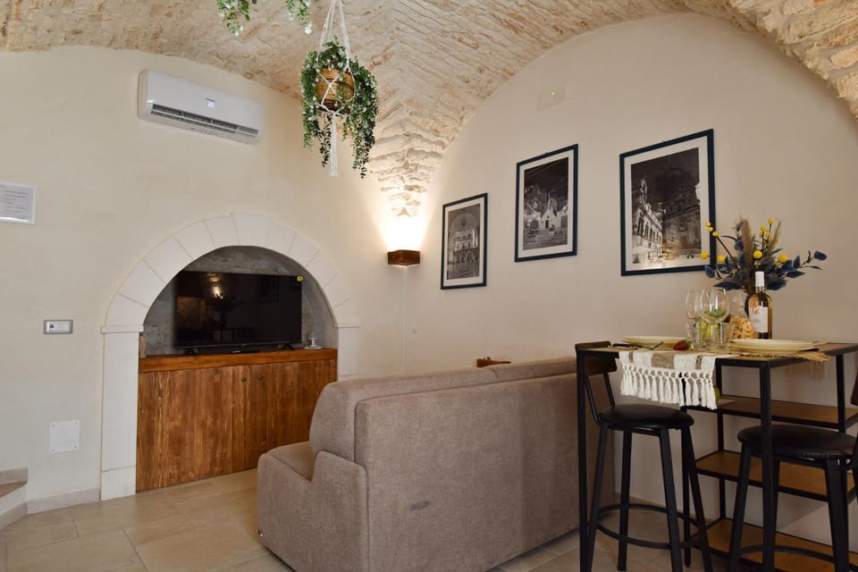 Living room, Seating area, Dining area, air conditioner