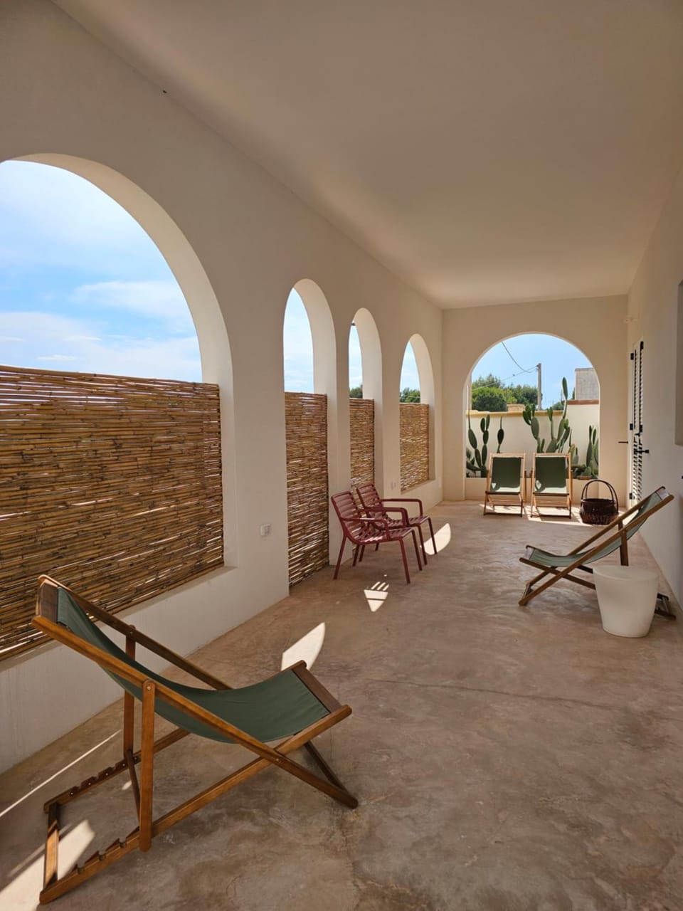Patio, Day, sunbed