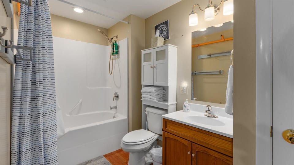 Shower, Toilet, Bathroom, Bath, towels