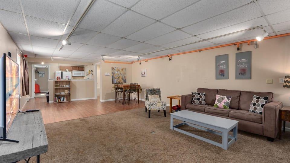 TV and multimedia, Kitchen or kitchenette, Living room, Seating area, Dining area