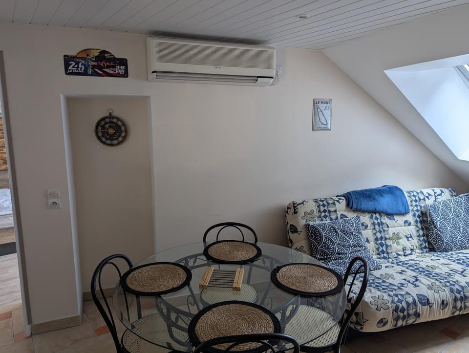 Bed, Dining area