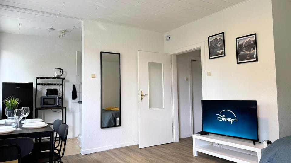 TV and multimedia, Kitchen or kitchenette, Living room, Seating area, Dining area