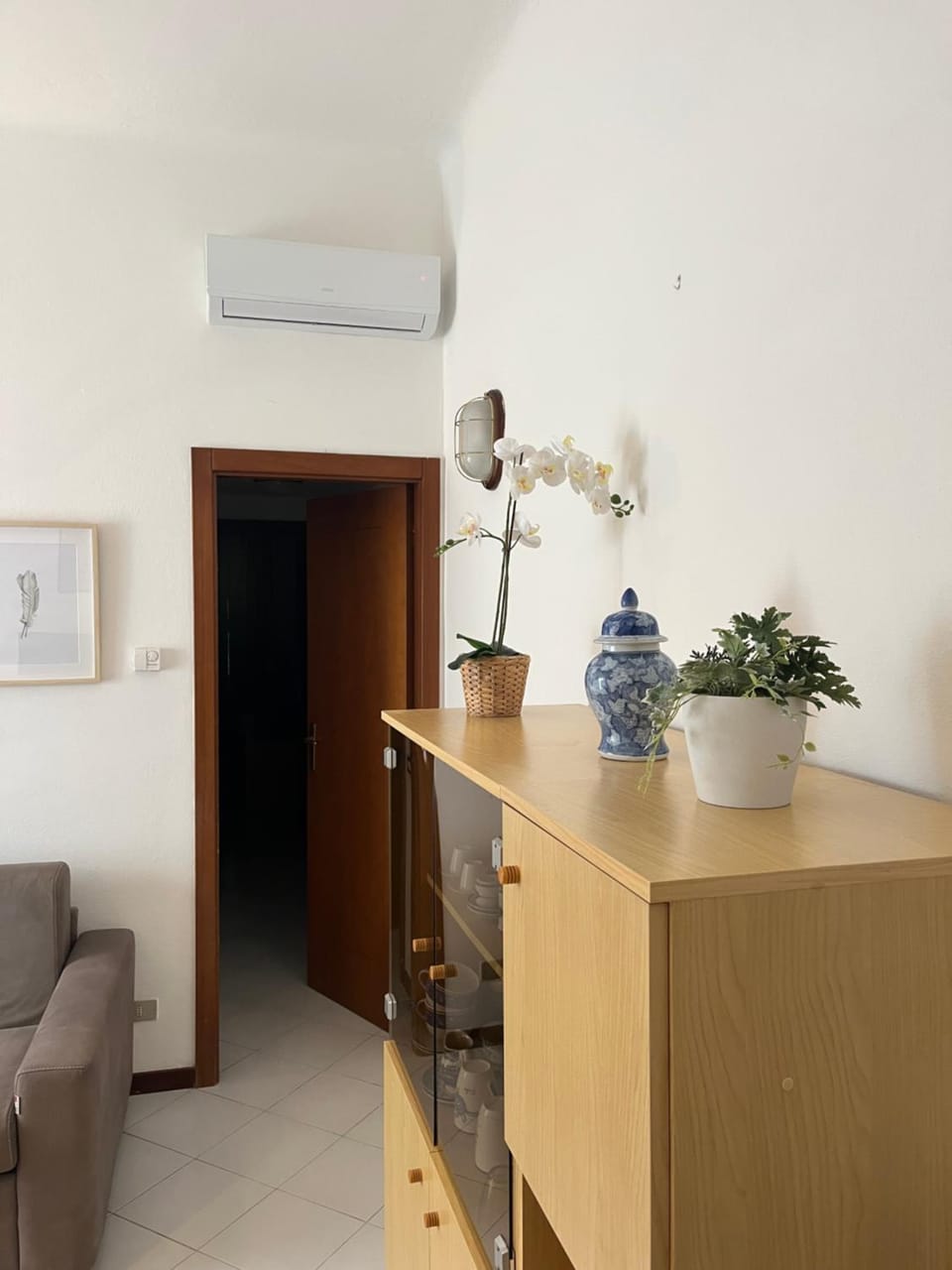 Living room, Seating area, air conditioner