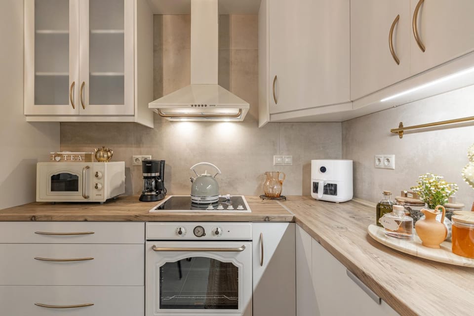 Coffee/tea facilities, Kitchen or kitchenette, stove