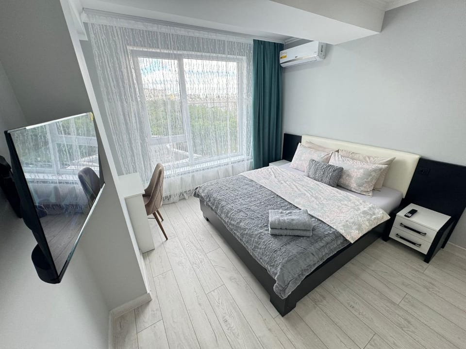 Bed, TV and multimedia, Photo of the whole room, Bedroom