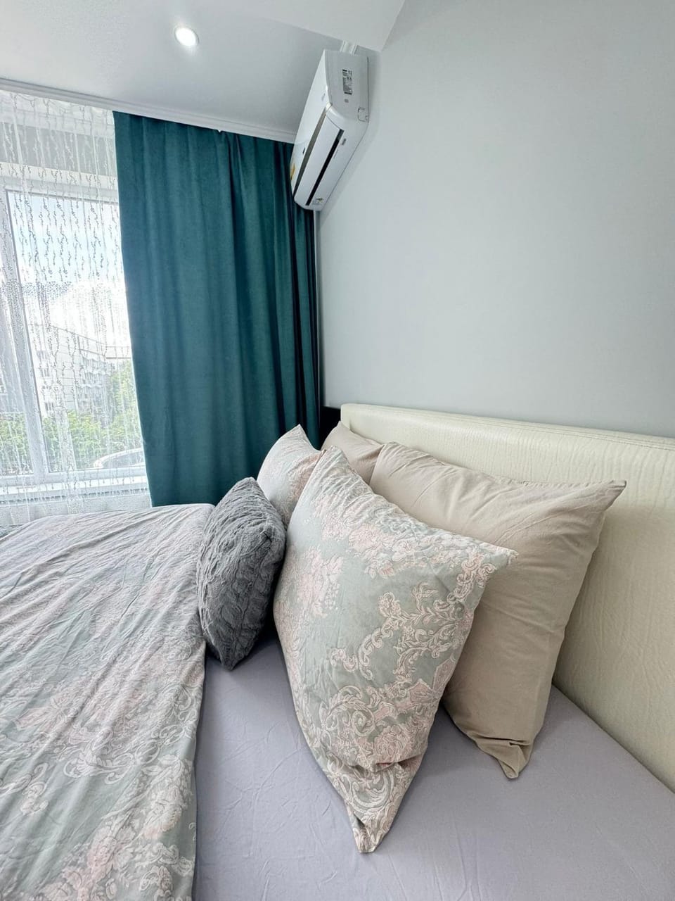 Bed, Photo of the whole room, Bedroom, air conditioner