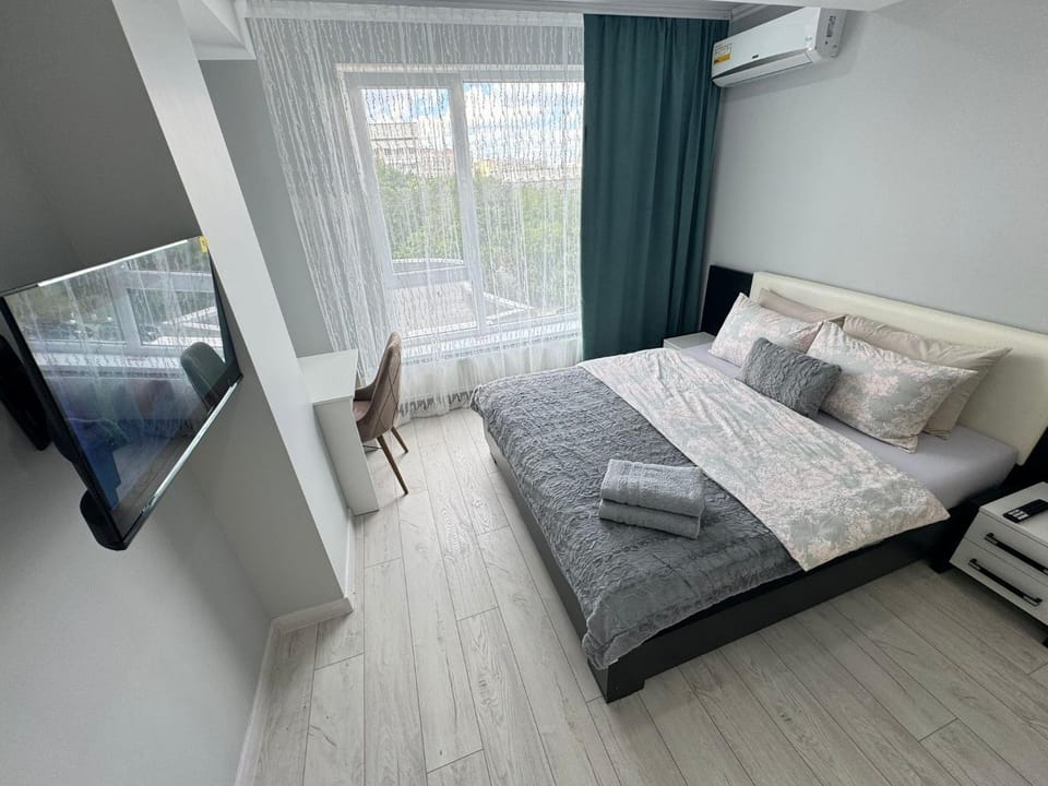 Bed, Photo of the whole room, Seating area, Bedroom, towels, air conditioner
