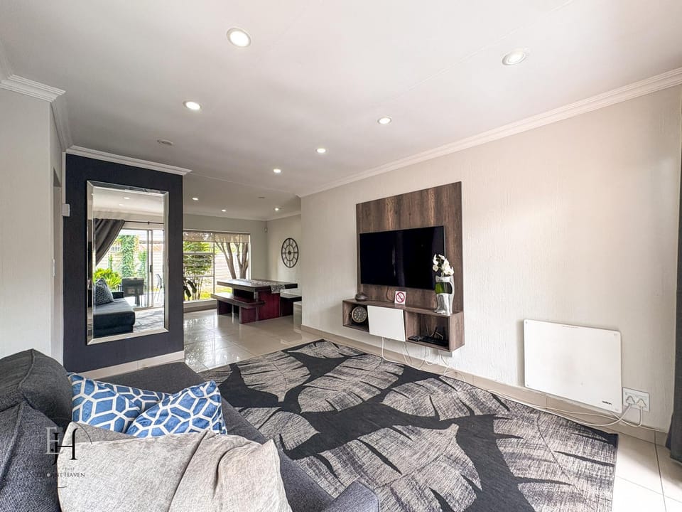 Communal lounge/ TV room, TV and multimedia, Living room, Photo of the whole room, Seating area, Dining area