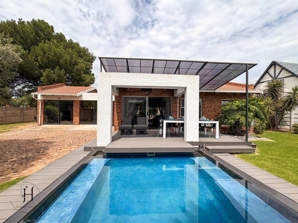 Property building, Garden view, Pool view