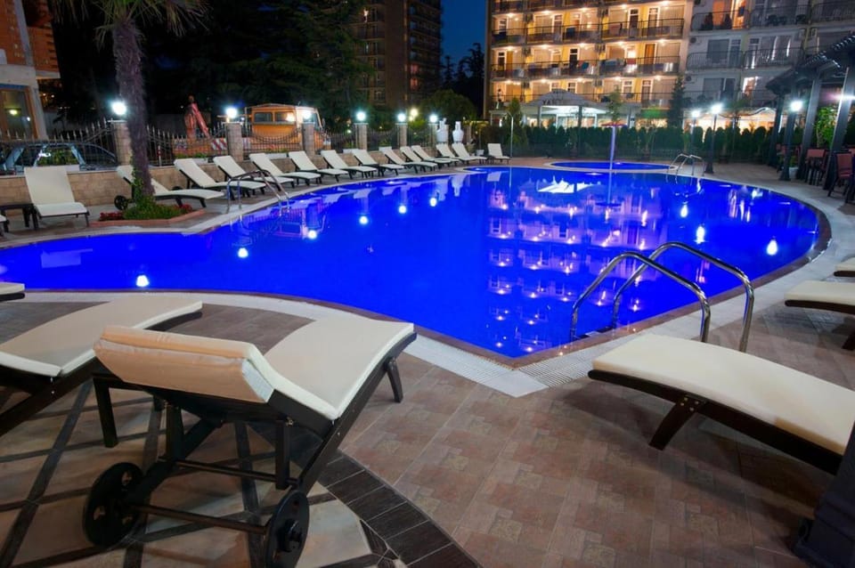 Swimming pool, sunbed