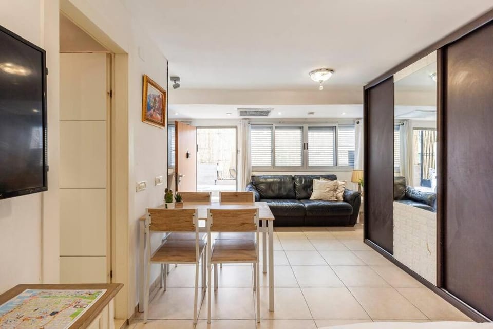 TV and multimedia, Living room, Seating area, Dining area, air conditioner