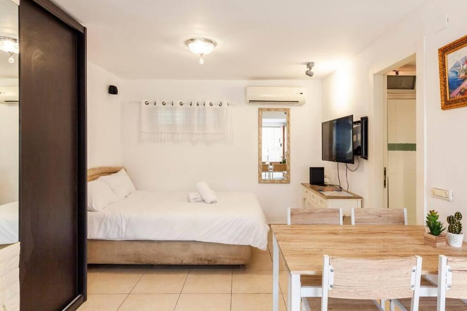 Bed, TV and multimedia, Living room, Seating area, Dining area, Bedroom, air conditioner