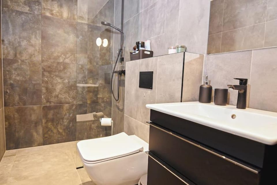 Shower, Toilet