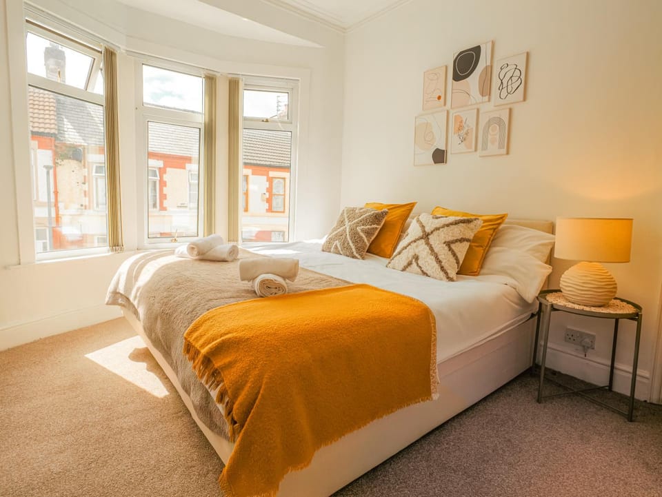 Beautiful Liverpool Home Away From Home - 3 Bedrooms - 6 Beds - Sleeps 7 - Free Parking House in Liverpool