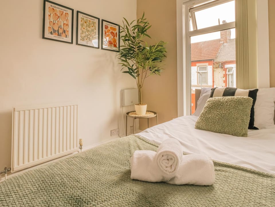Beautiful Liverpool Home Away From Home - 3 Bedrooms - 6 Beds - Sleeps 7 - Free Parking House in Liverpool