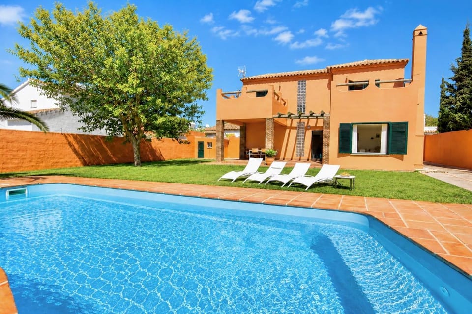 chalet Junto a la playa con piscina privada, La Breña House in La Janda