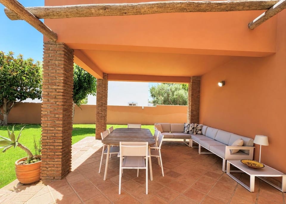 chalet Junto a la playa con piscina privada, La Breña House in La Janda