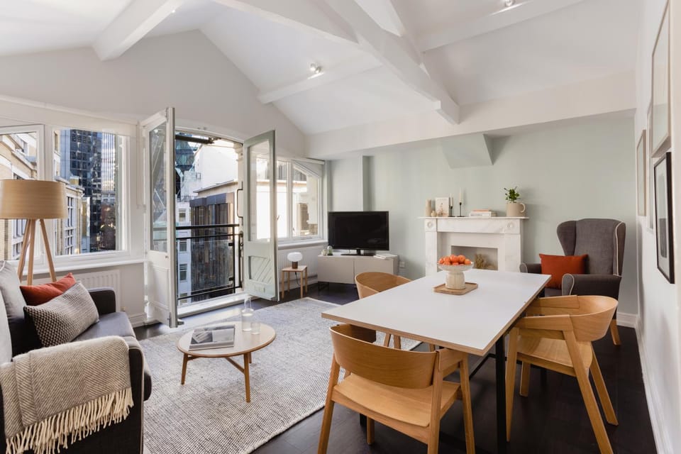 TV and multimedia, Living room, Seating area, Dining area