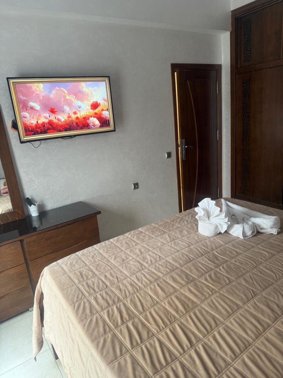 Spacious Appartment in the heart of Tangier with 2 living rooms, 2 bedrooms KING SIZE beds, 2 baths, 2 patios Apartment in Tangier